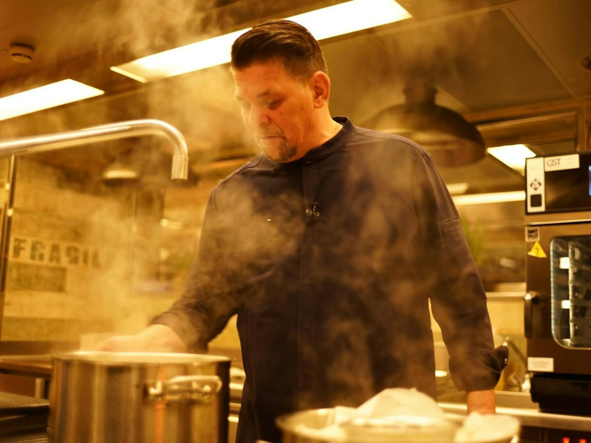 Tim Mälzer muss im Hotel „Vier Jahreszeiten“ ein Drei-Sterne-Gericht nachkochen. (Bild: RTL / Endemol Shine / Katy Wagner)