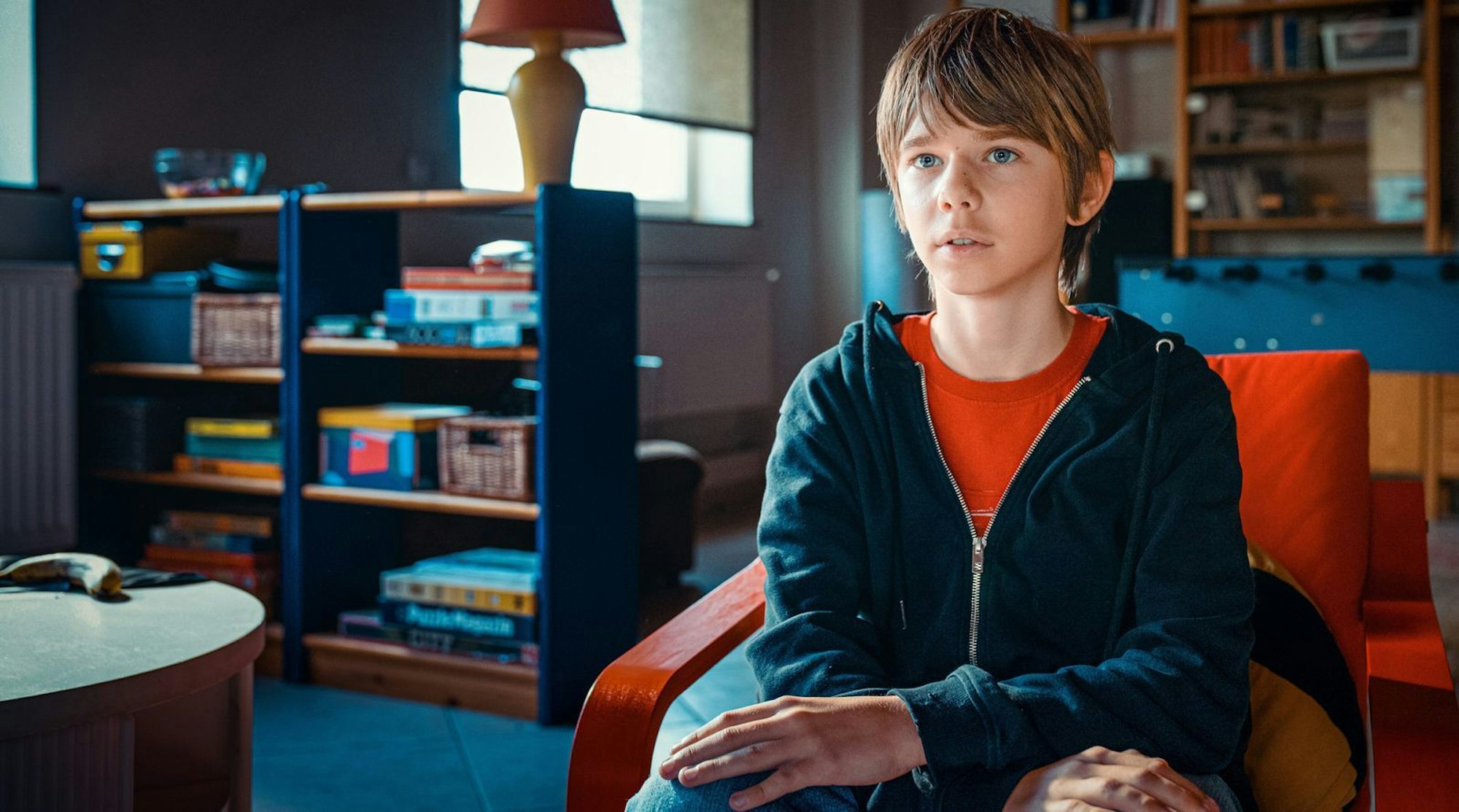 Der 14-jährige Levi (Christoph Lackner-Zinner) ist das Nesthäkchen der Gruppe. Doch auch er hat in seinem kurzen Leben schon viel Leid erfahren. (Bild: ORF/Petro Domenigg)