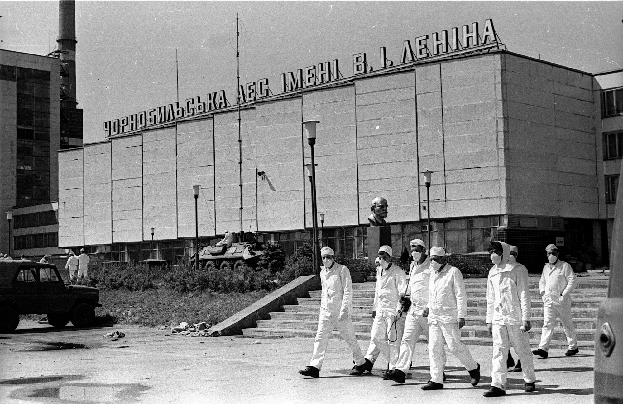 Blick auf ein Verwaltungsgebäude des Kernkraftwerks Tschernobyl im Mai 1986.