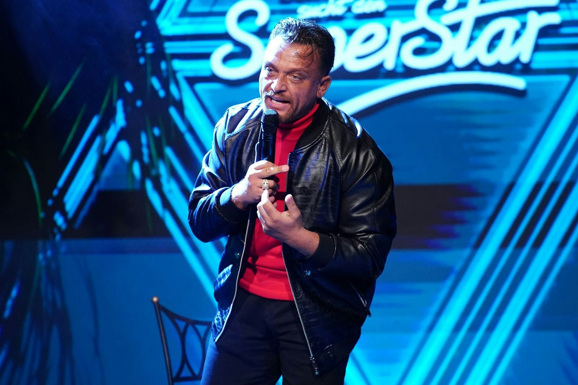 Fraglich ist auch, ob Menowin Fröhlich bei der Liveshow dabei sein wird. In das „DSDS Loft“ zog er jedenfalls zunächst nicht ein. Das sahen aber nur Zuschauer von RTL+ im Streaming-Format „DSDS - Die Reality“. (Bild: RTL/Stefan Gregorowius)