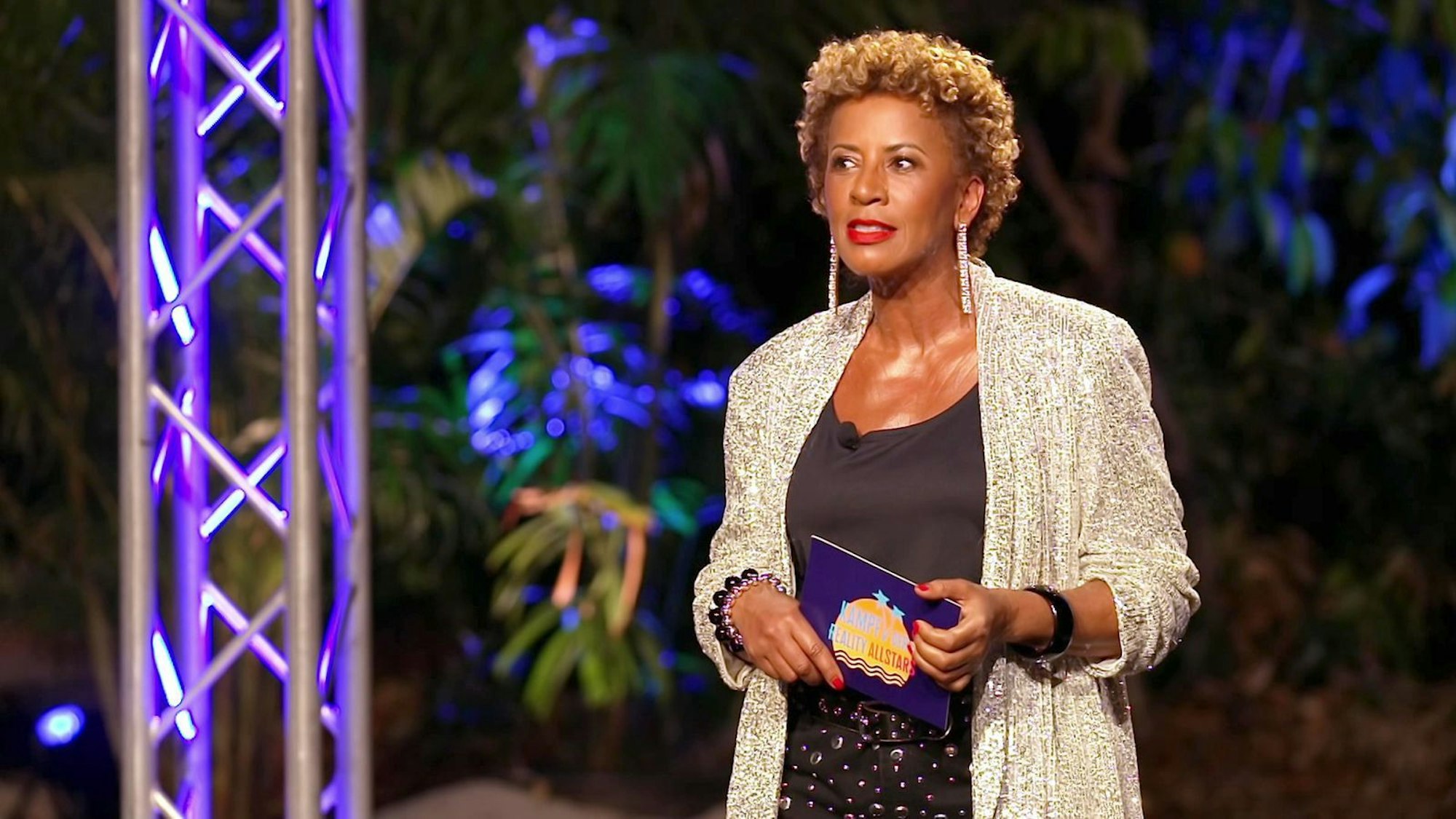 Arabella Kiesbauer kündigt eine Überraschung an. (Bild: RTLZWEI)