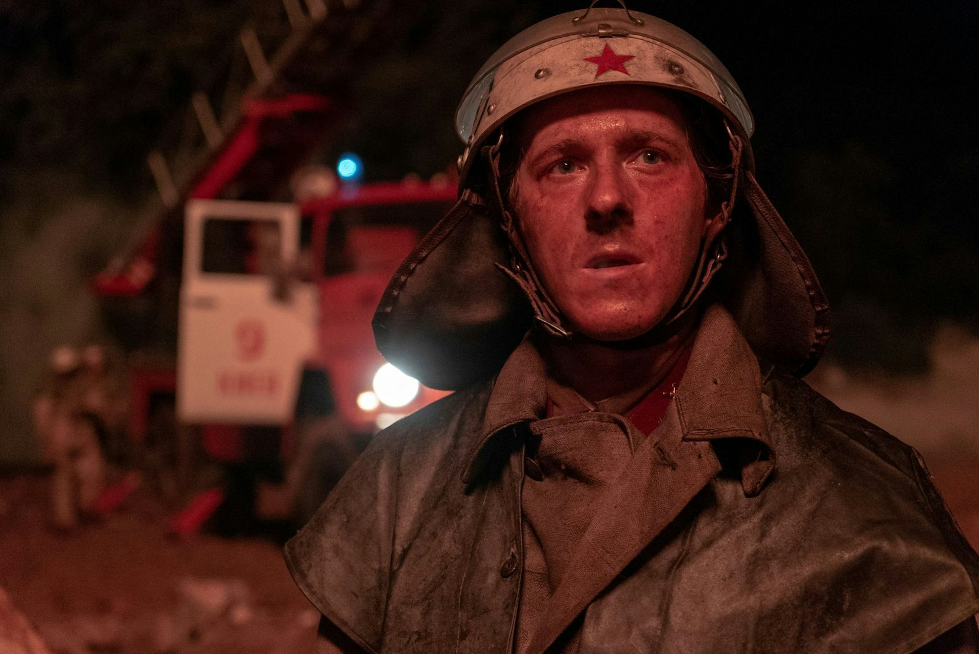 Der Blick in die Hölle: Die Katastrophe von Tschernobyl setzt Feuerwehrleute wie Vasily Ignatenko (Adam Nagaitis) gefährlicher Strahlung aus. (Bild: Sky UK Ltd / HBO / Liam Daniel)