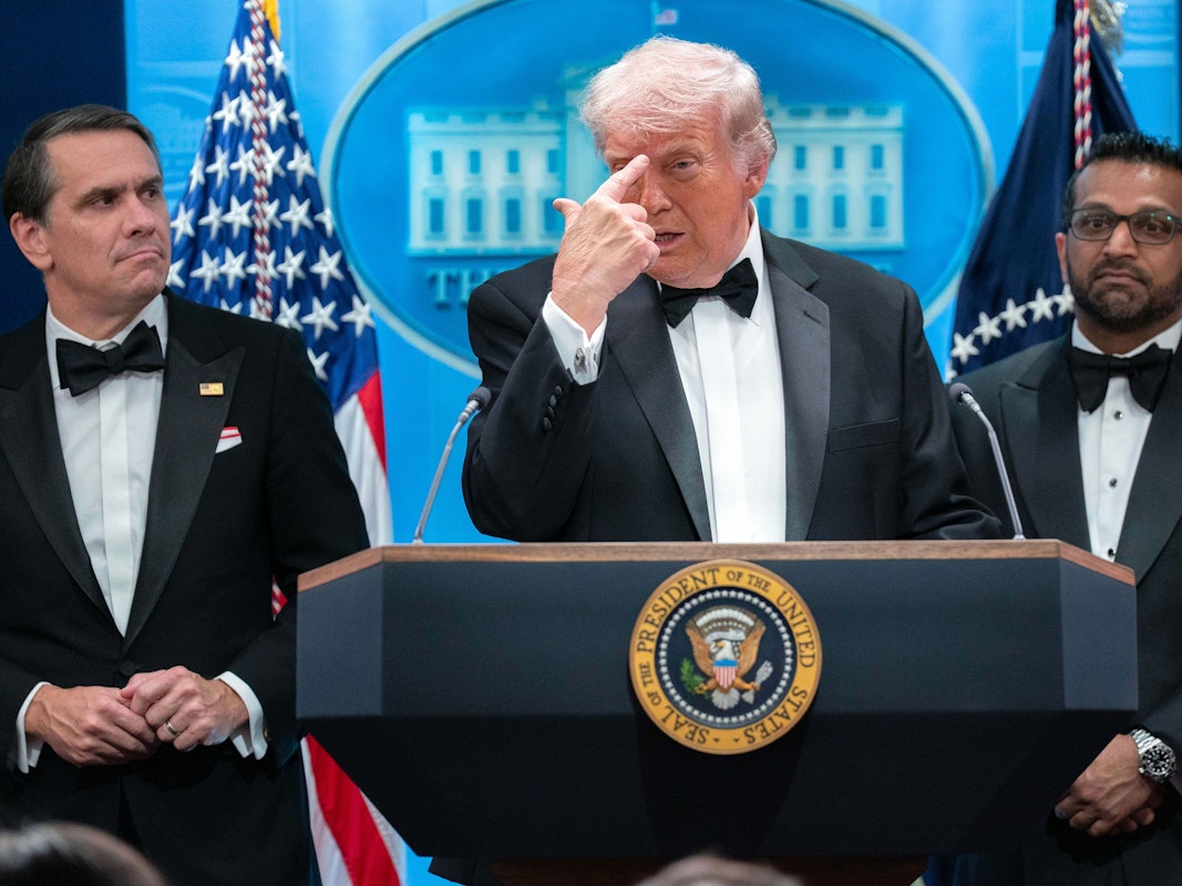 US-Präsident Donald Trump gestikuliert, während er im James Brady Press Briefing Room im Weißen Haus nach einem Vorfall beim jährlichen White House Correspondents' Association Dinner spricht.