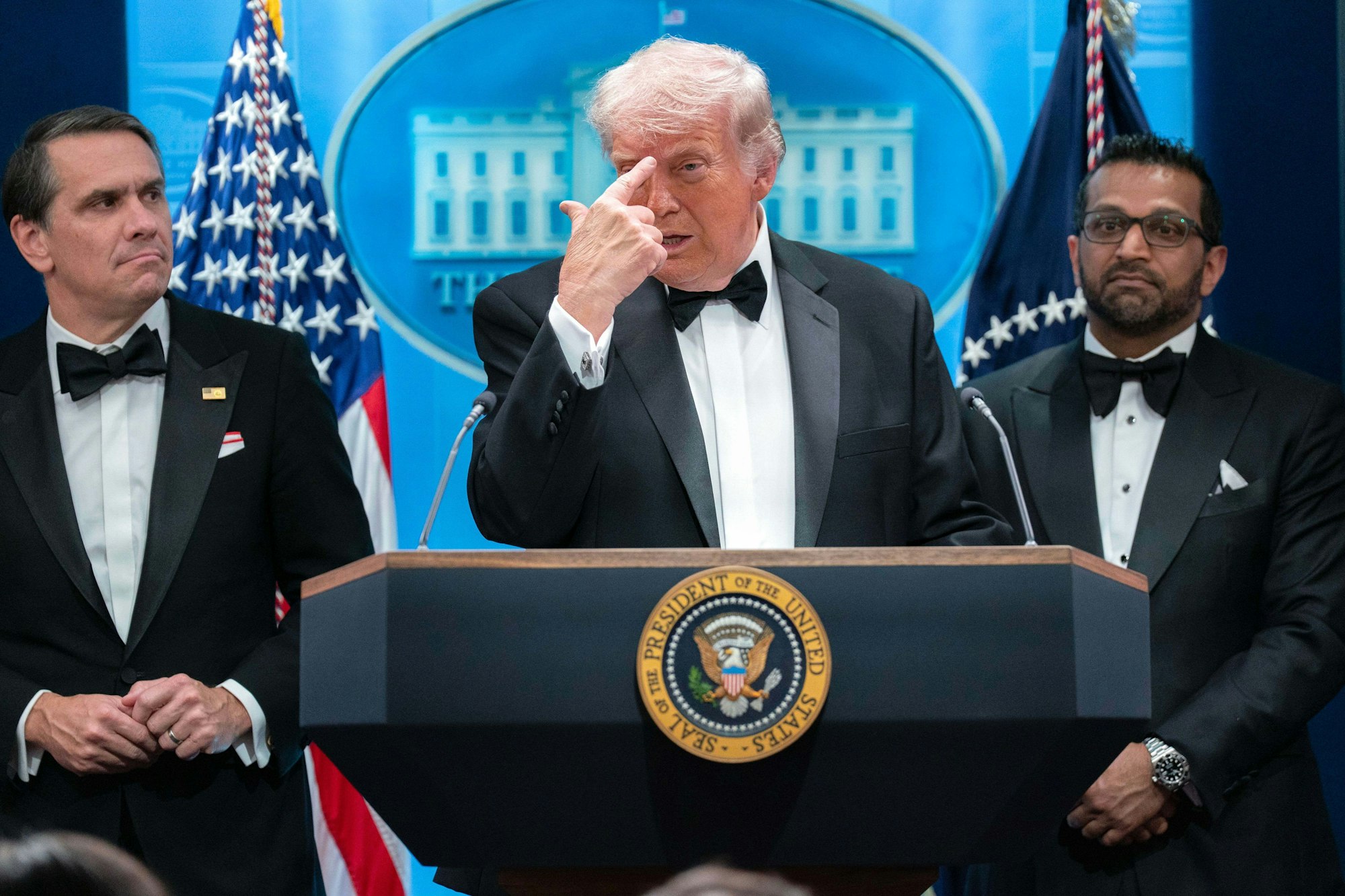 US-Präsident Donald Trump gestikuliert, während er im James Brady Press Briefing Room im Weißen Haus nach einem Vorfall beim jährlichen White House Correspondents' Association Dinner spricht.