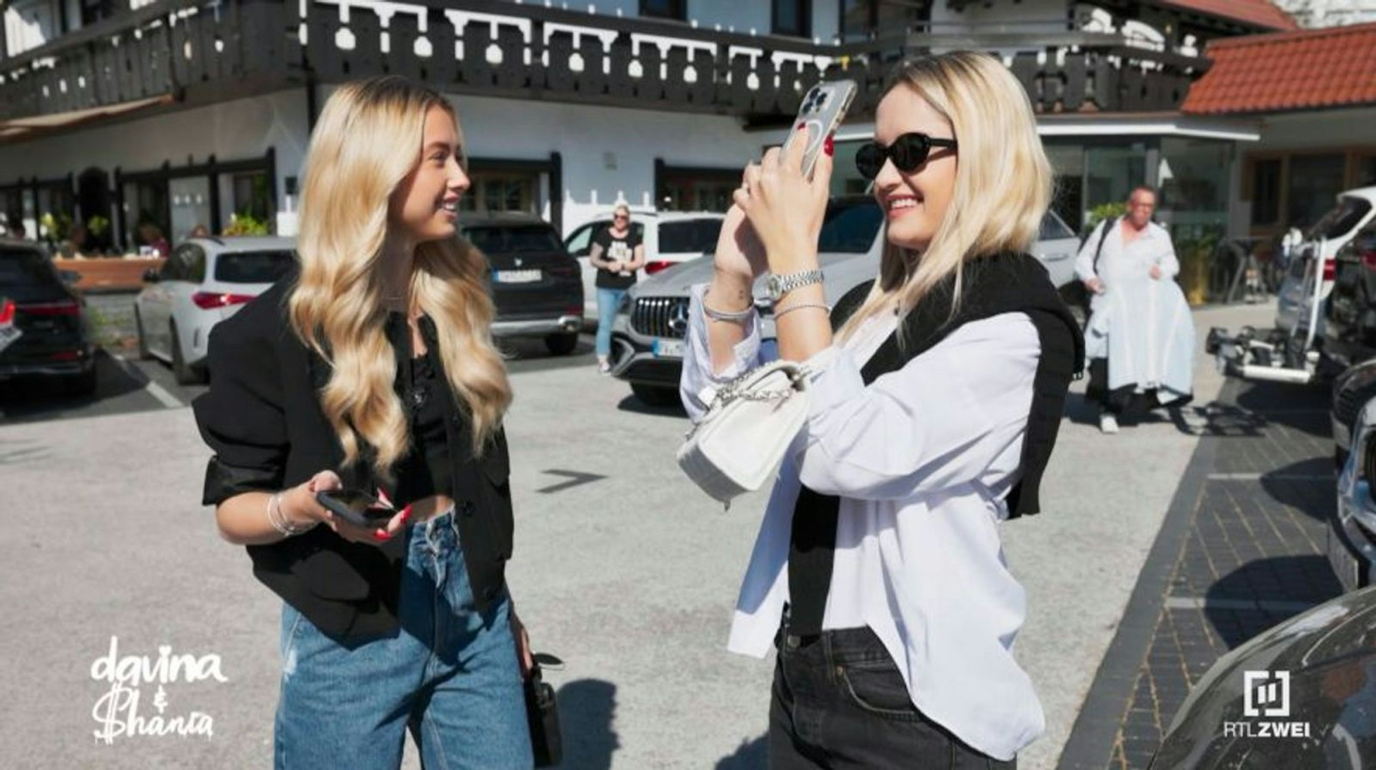 Unbekannte Verehrer haben für Davina (22, rechts) und Shania (21) Geiss einen Maibaum aufgestellt. (Bild: RTLZWEI)