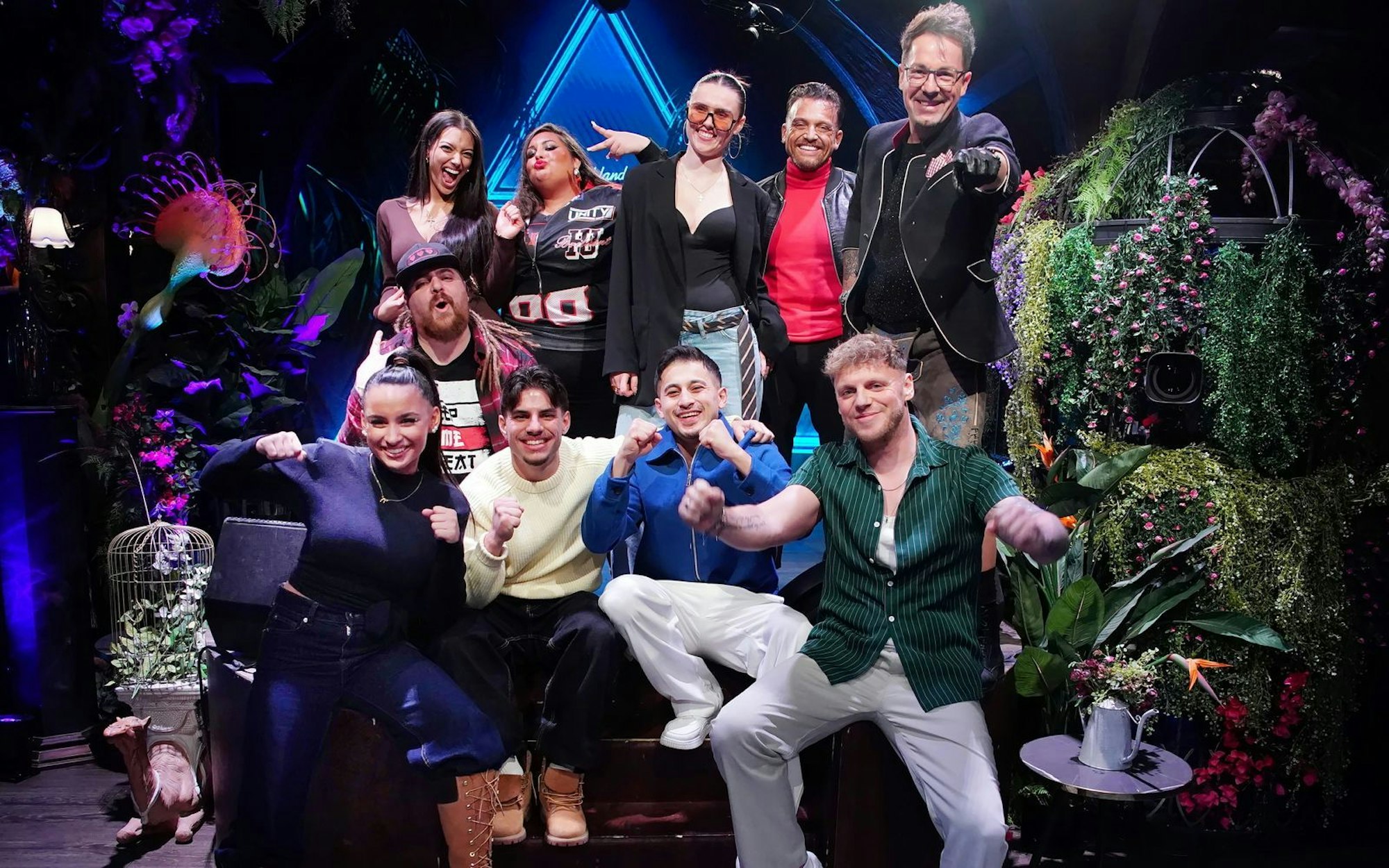 Dann schienen die „Top Ten“ für die erste Liveshow gefunden. Die Außerwählten freuten sich zurecht. Das war das letzte Bild von den Aufzeichnungen, die bereits im Herbst 2025 stattfanden. (Bild: RTL/Stefan Gregorowius)