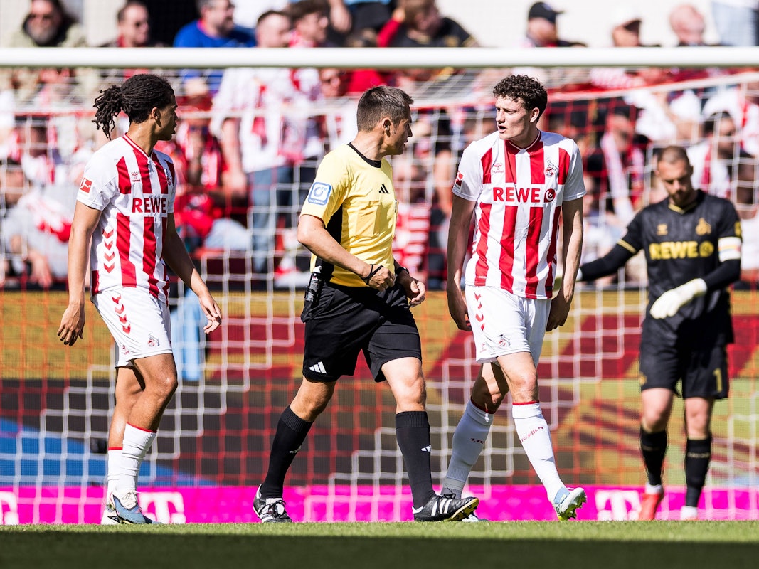 Eric Martel diskutiert mit Schiedsrichter Robert Hartmann.