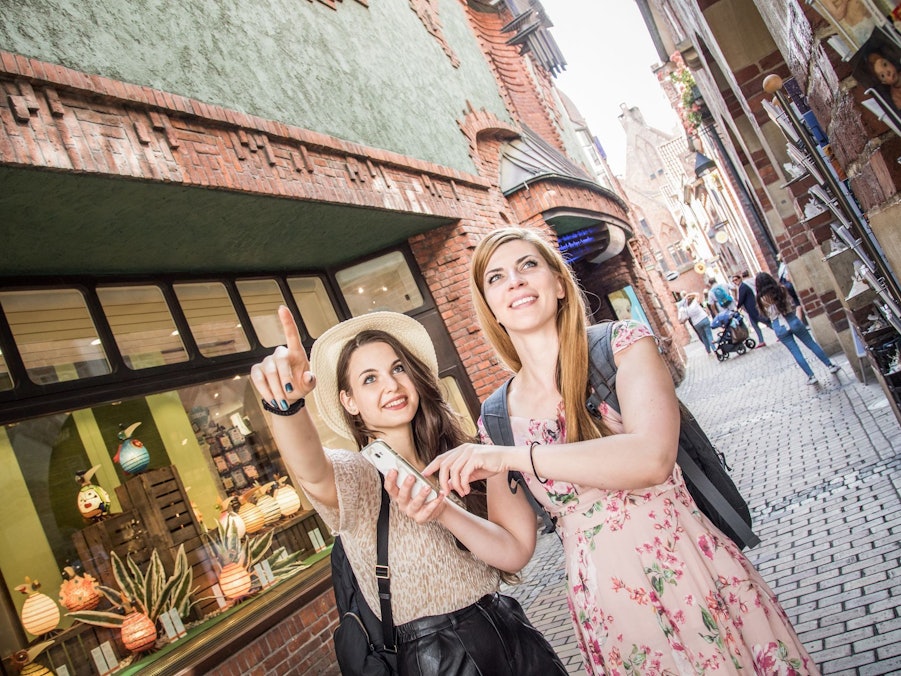 Zwei Frauen beim Sightseeing in Bremen