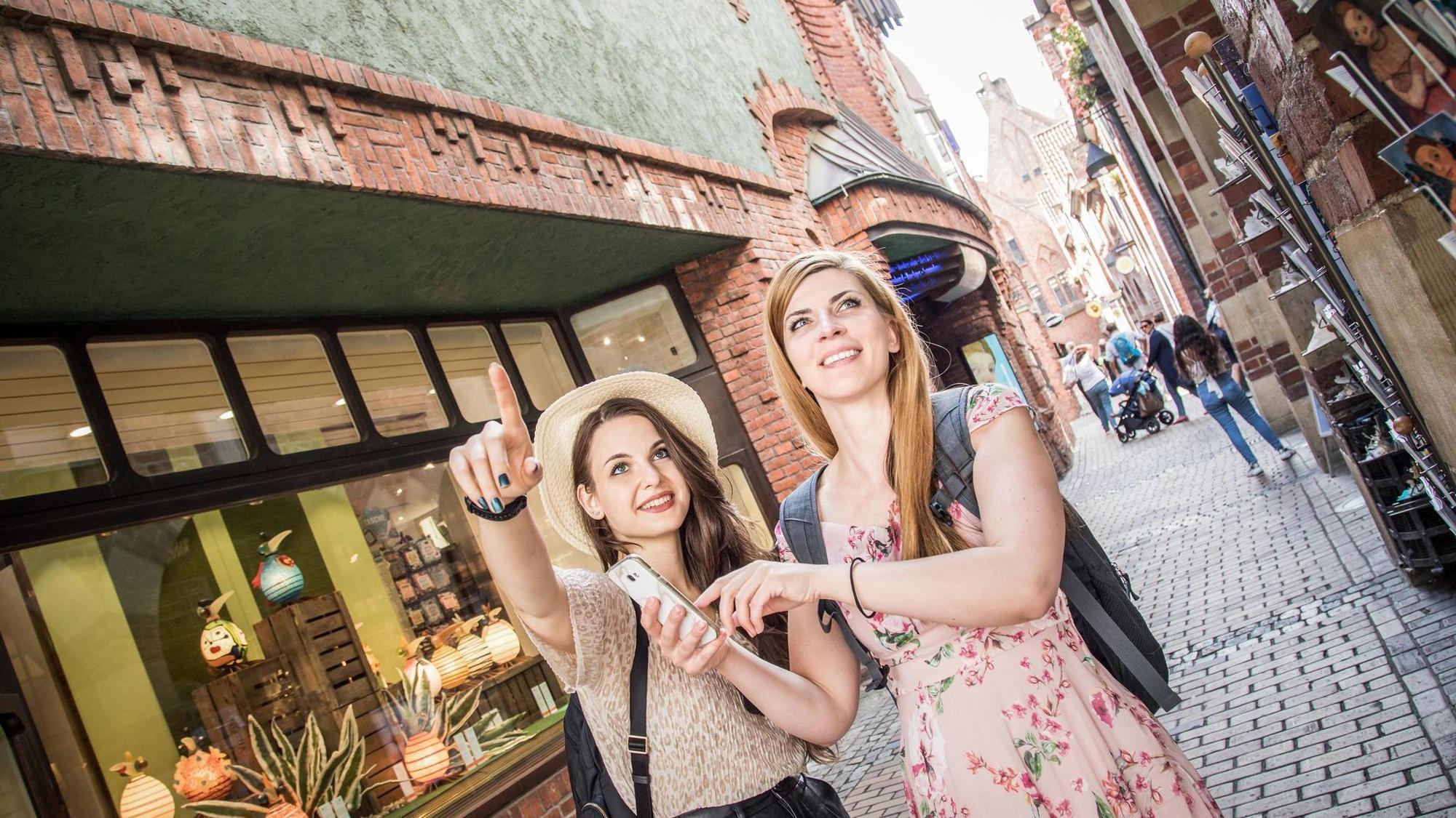 Zwei Frauen beim Sightseeing in Bremen