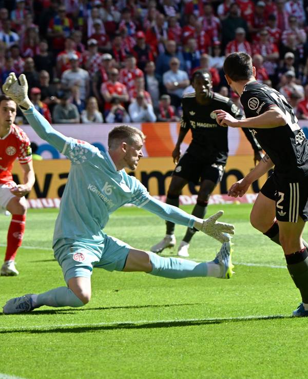Ablage von Raphael Guerreiro bei einem Spiel des FC Bayern.
