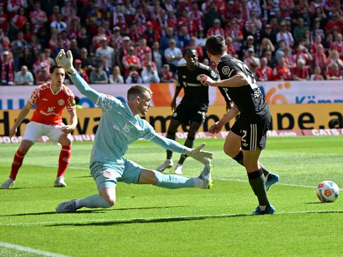 Ablage von Raphael Guerreiro bei einem Spiel des FC Bayern.