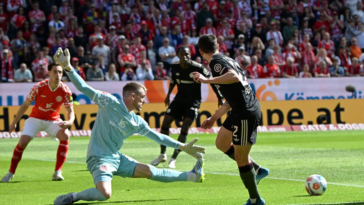Ablage von Raphael Guerreiro bei einem Spiel des FC Bayern.