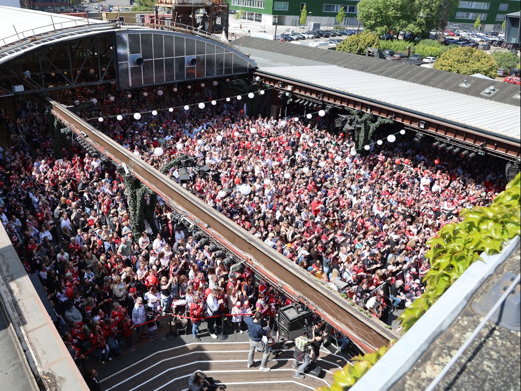 Die Fans genossen den Haie-Saisonabschluss in der geöffneten Halle Tor 2 bei bestem Wetter.