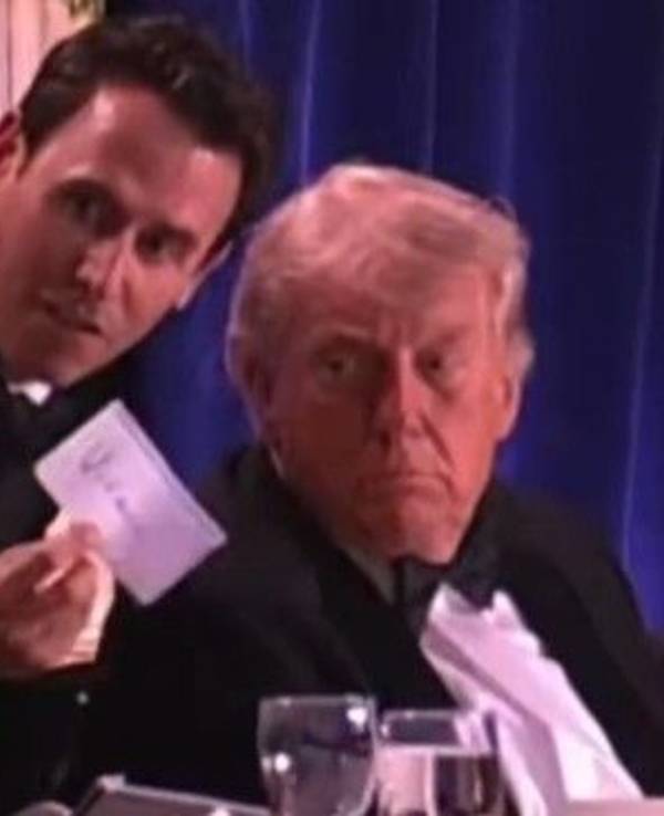 Mentalist Oz Pearlman steht zwischen Donald Trump und dessen Ehefrau Melania.