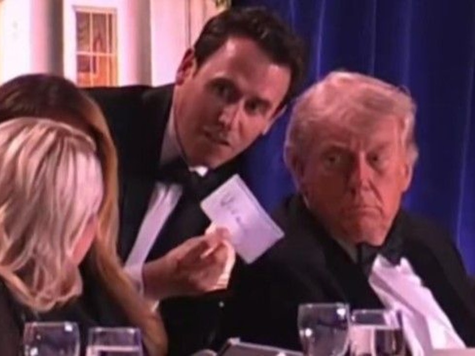 Mentalist Oz Pearlman steht zwischen Donald Trump und dessen Ehefrau Melania.