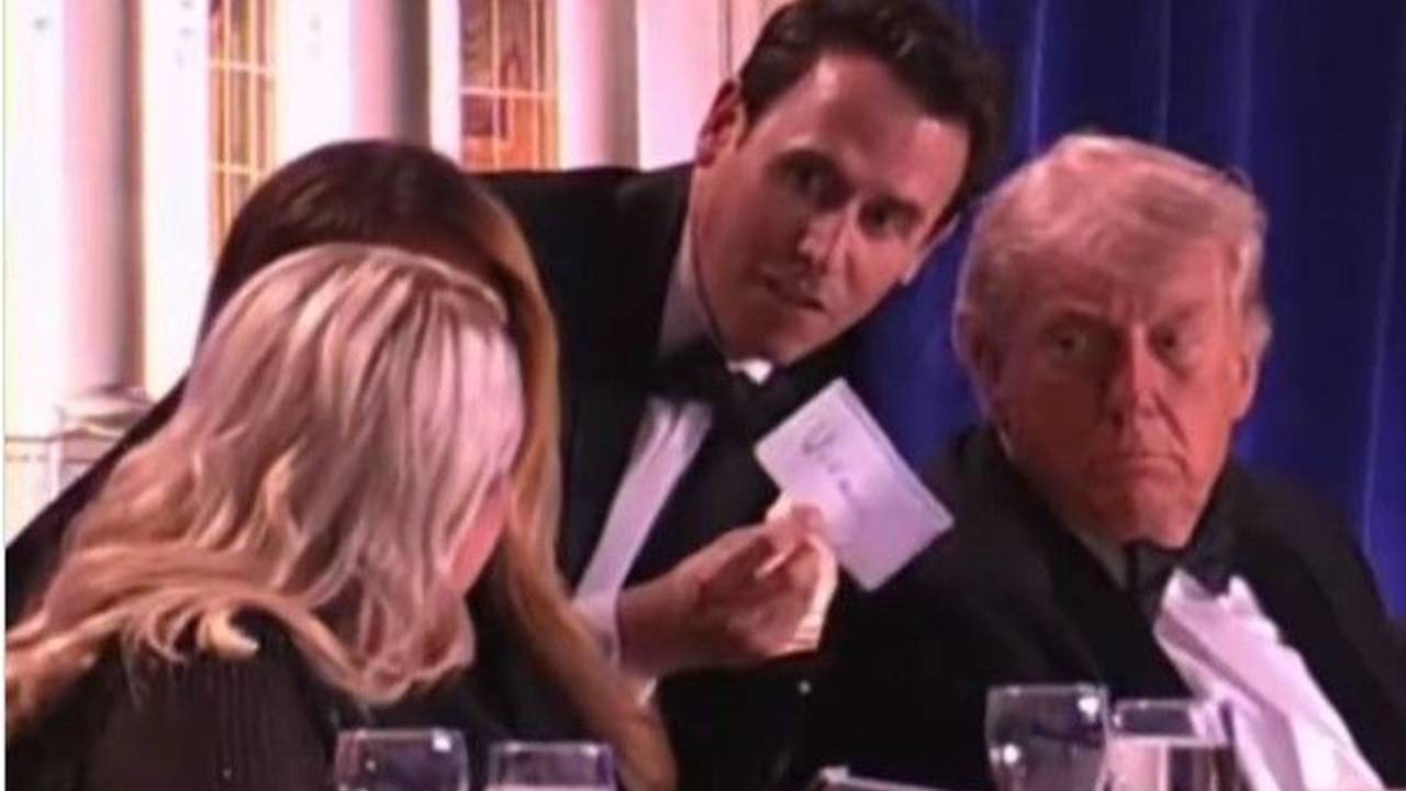Mentalist Oz Pearlman steht zwischen Donald Trump und dessen Ehefrau Melania.