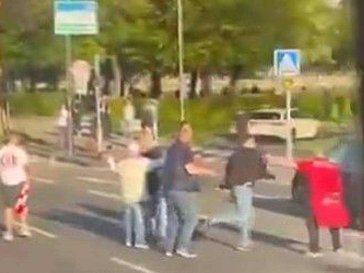 Fußball-Fans prügeln sich nach dem Bundesligaspiel zwischen dem 1. FC Köln und Bayer 04 Leverkusen am 25. April 2026 mitten auf der Aachener Straße in Köln.