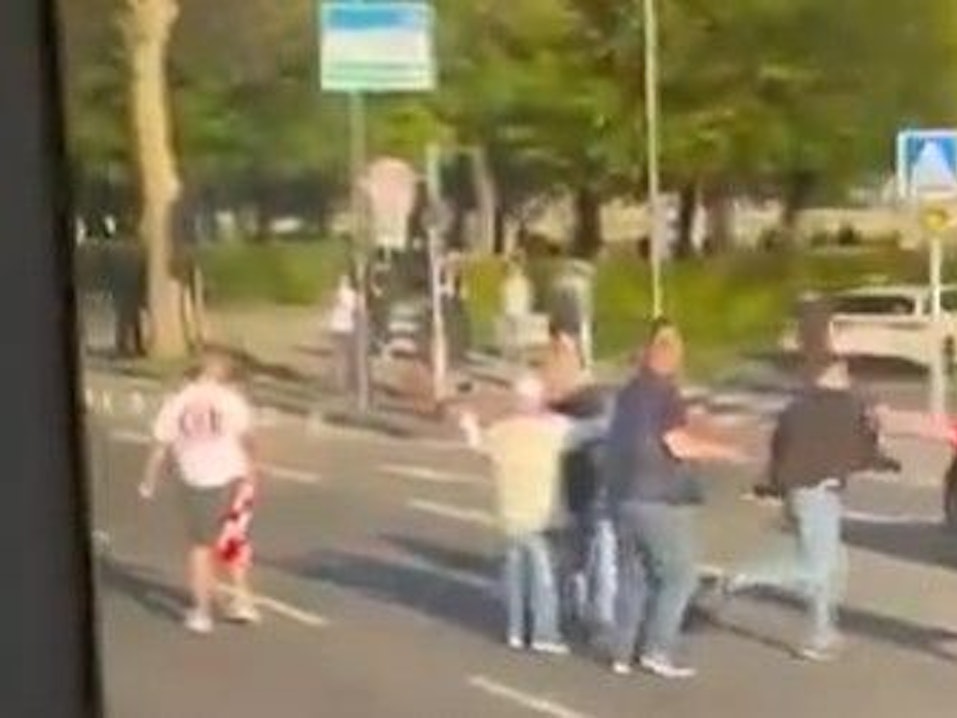 Fußball-Fans prügeln sich nach dem Bundesligaspiel zwischen dem 1. FC Köln und Bayer 04 Leverkusen am 25. April 2026 mitten auf der Aachener Straße in Köln.