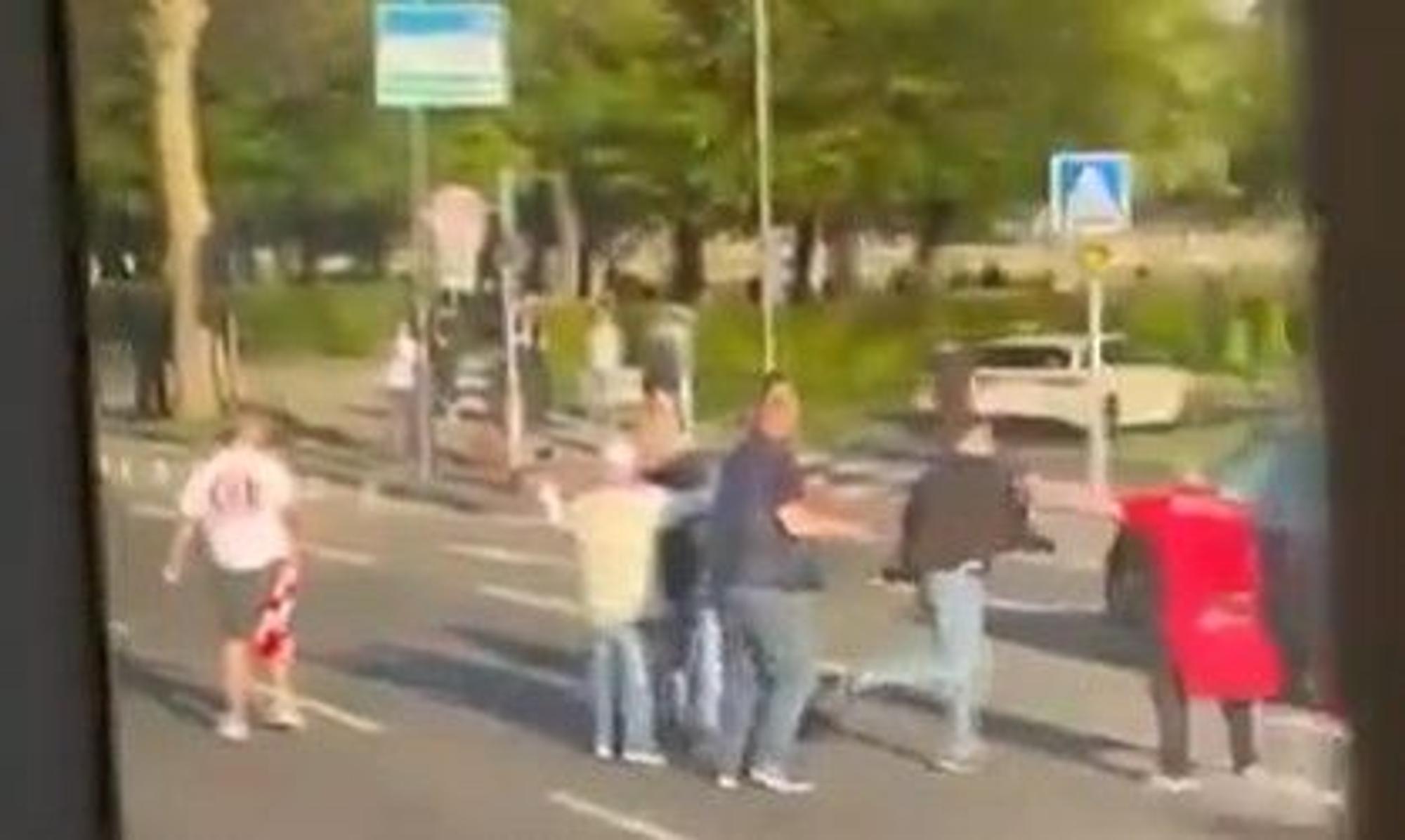 Fußball-Fans prügeln sich nach dem Bundesligaspiel zwischen dem 1. FC Köln und Bayer 04 Leverkusen am 25. April 2026 mitten auf der Aachener Straße in Köln.
