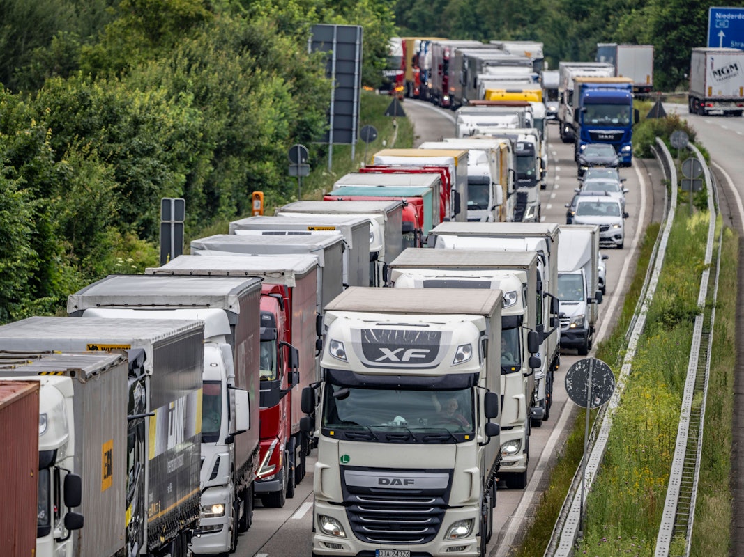 Seit den Grenzkontrollen an der Grenze zwischen den Niederlanden und Deutschland regelmäßig zu langen Rückstaus (Archivfoto).