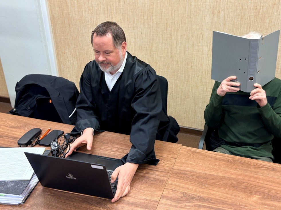 Der Angeklagte mit seinem Verteidiger Andreas Bonnen beim Prozess im Kölner Landgericht