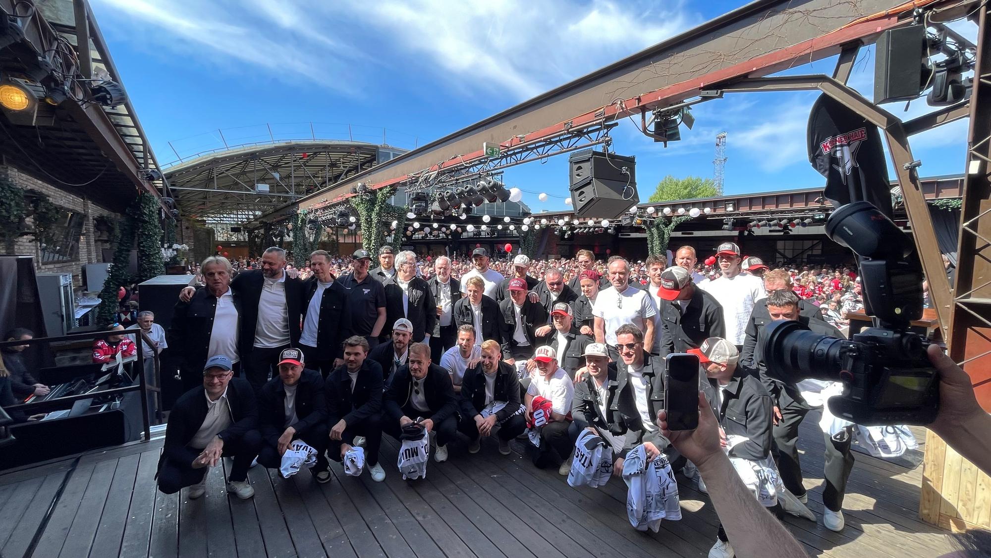 Die Mannschaft der Kölner Haie genoss die Saisonabschlussfeier in der Halle Tor2 mit etwa 3000 Fans.