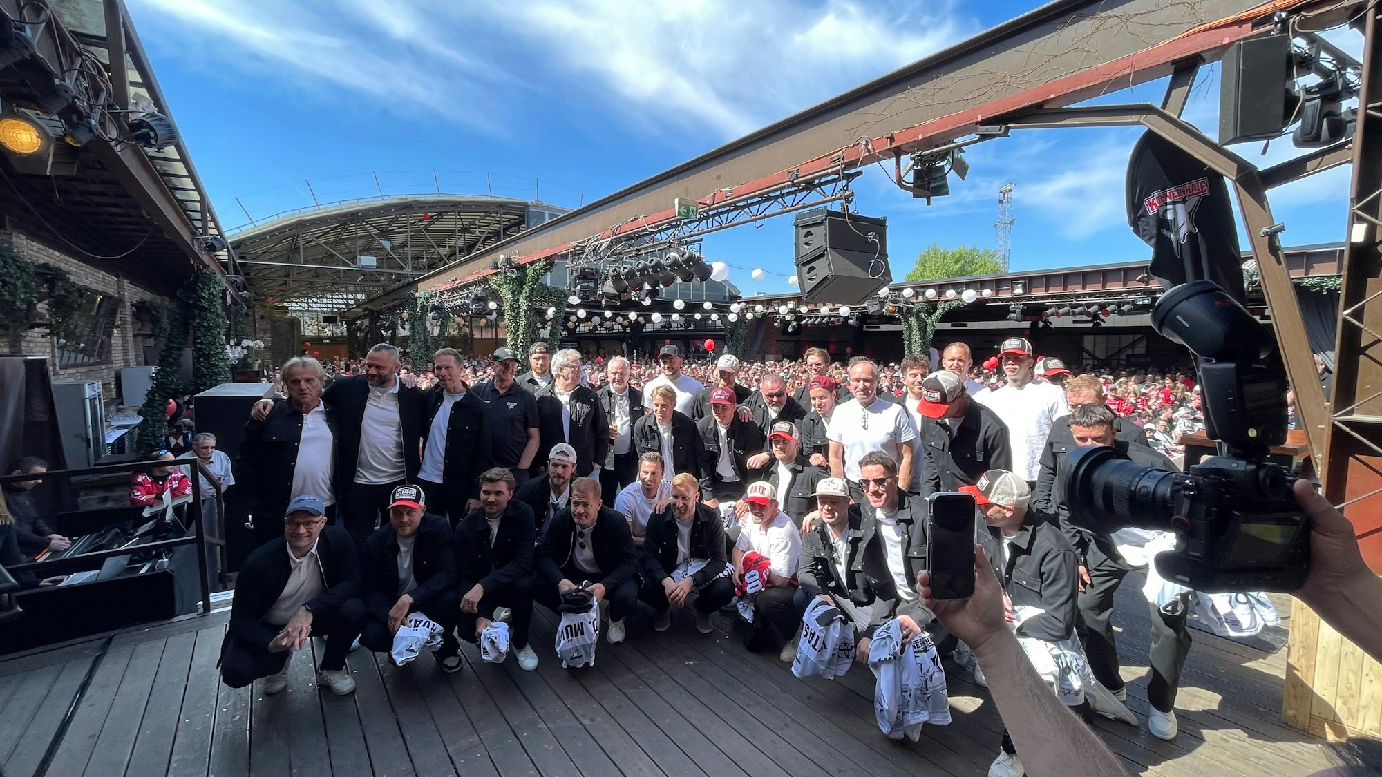 Die Mannschaft der Kölner Haie genoss die Saisonabschlussfeier in der Halle Tor2 mit etwa 3000 Fans.