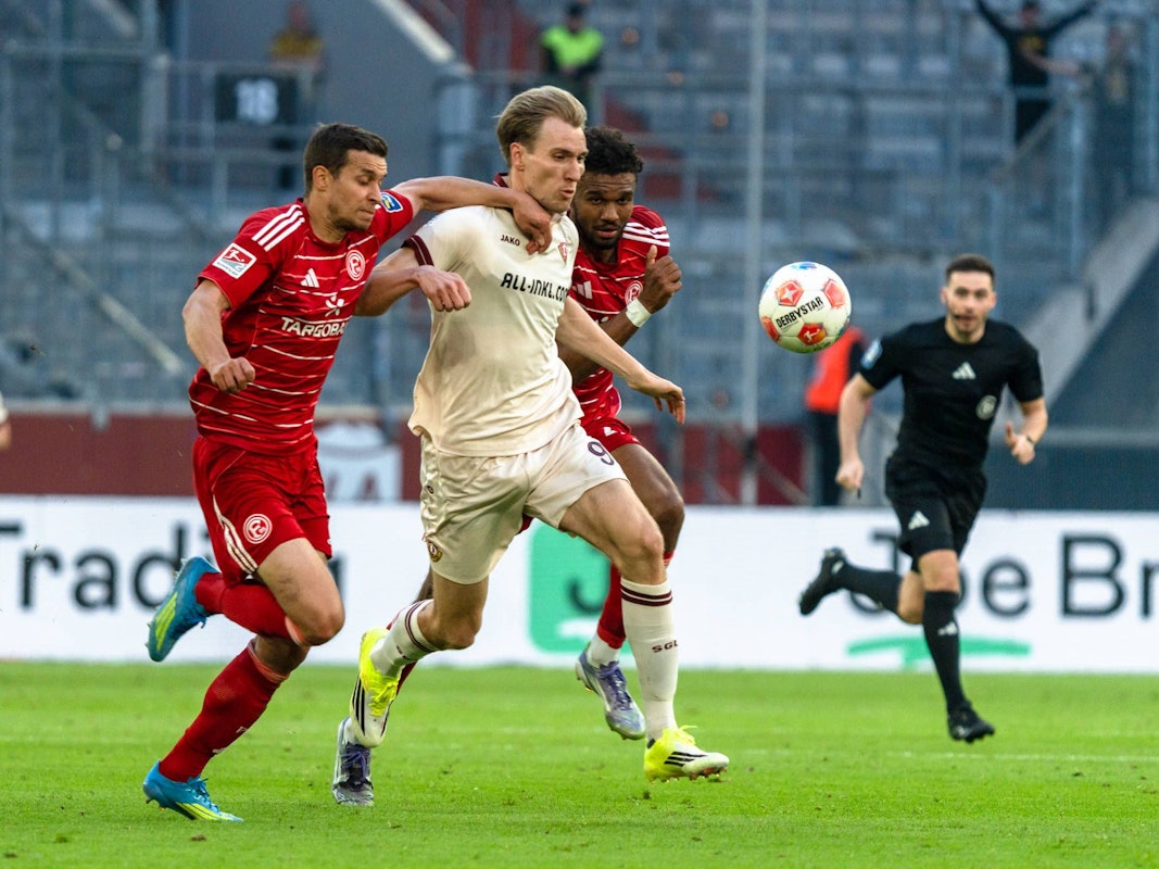 Vincent Vermeij im Zweikampf mit Tim Oberdorf, im Hintergrund läuft Elias Egouli hinterher.