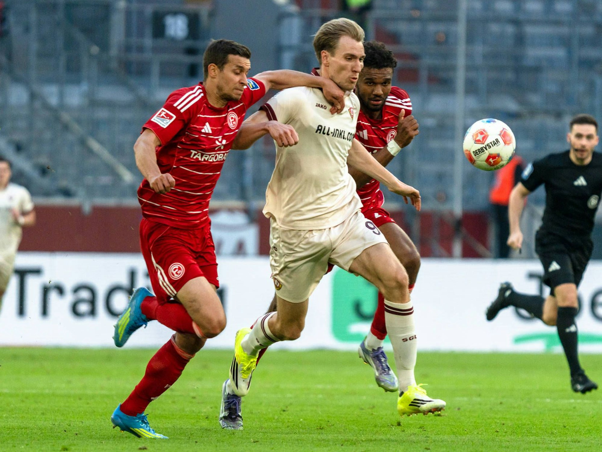 Vincent Vermeij im Zweikampf mit Tim Oberdorf, im Hintergrund läuft Elias Egouli hinterher.