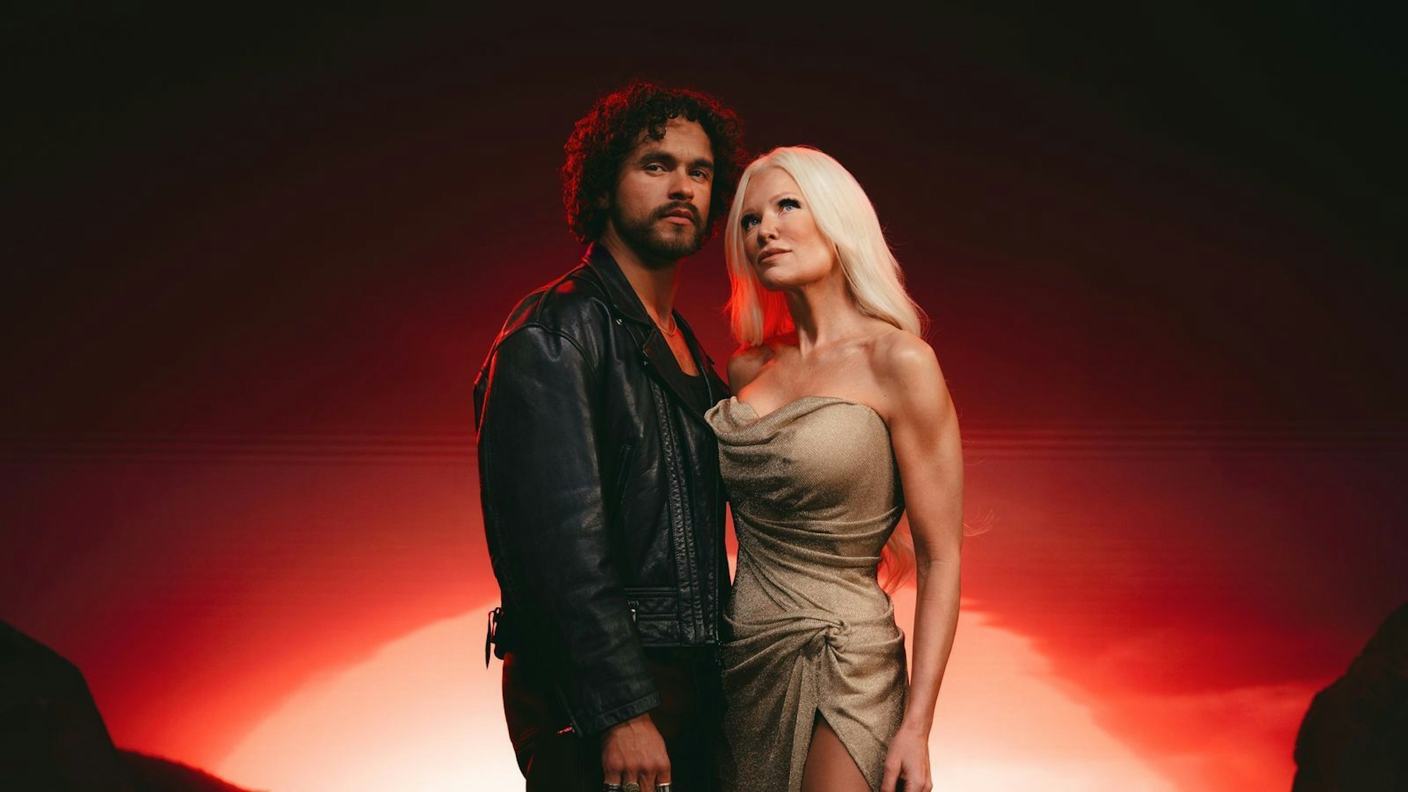 Die Topfavoriten für den ESC 2026 kommen aus Finnland: Pete Parkkonen und die klassische Violinistin Linda Lampenius treten mit dem Song „Liekinheitin“ an. (Bild: Nelli Kenttä / EBU)