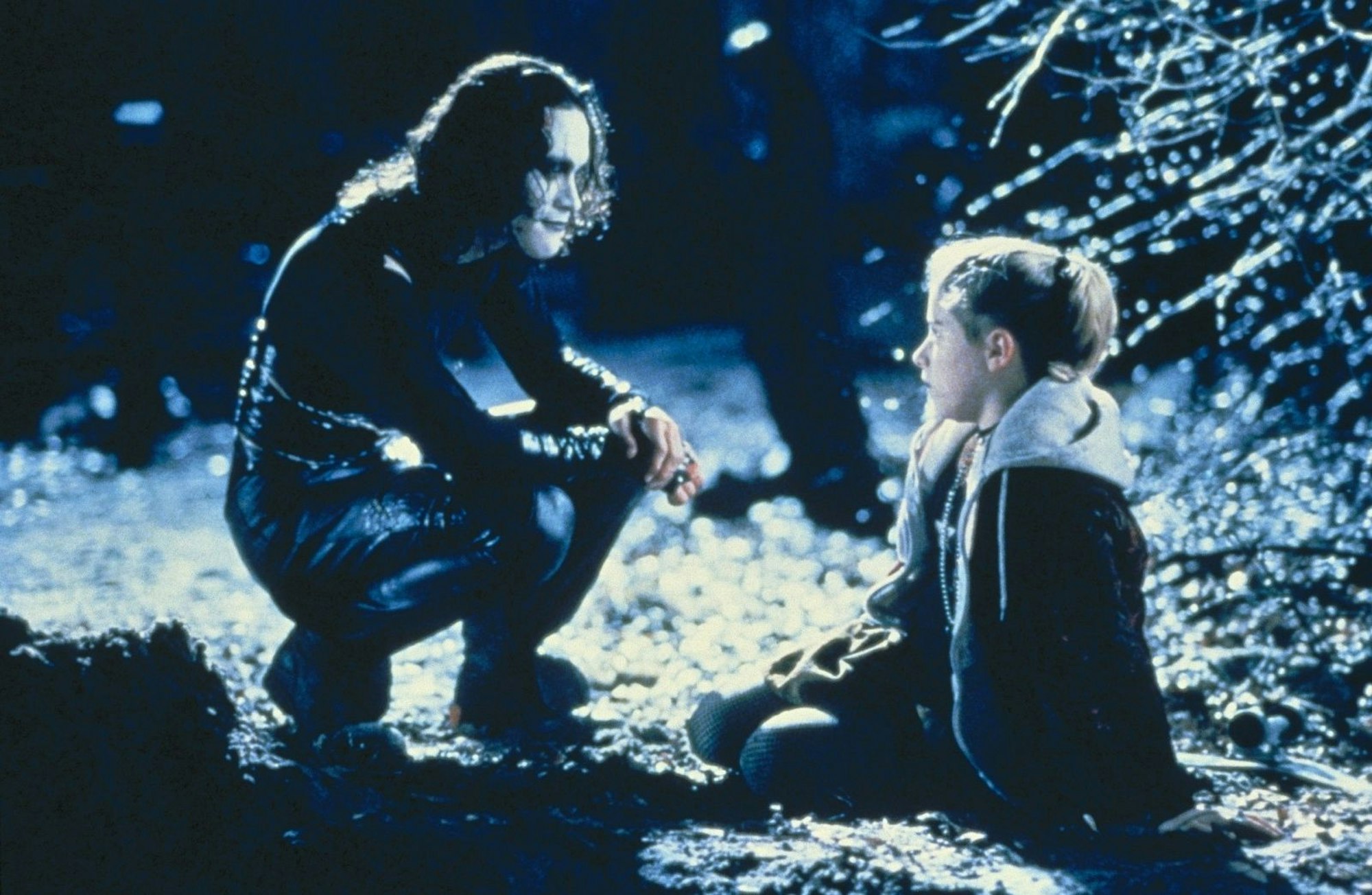 Auf seiner Reise zurück ins Leben besucht der ermordete Rock-Gitarrist Eric Draven (Brandon Lee) Sarah (Rochelle Davis), ein vernachlässigtes kleines Mädchen, dessen er sich zu Lebzeiten liebevoll angenommen hatte. (Bild: Dimension Films)