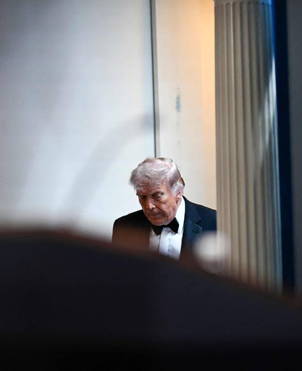 Donald Trump betritt mit gesenktem Haupt den Raum.