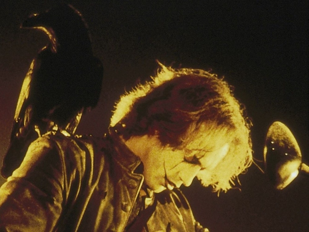 Eric Draven (Brandon Lee), ein charismatischer Rebell, ist von den Toten wieder auferstanden, um den Mord an seiner Lebensgefährtin zu rächen. (Bild: Dimension Films)