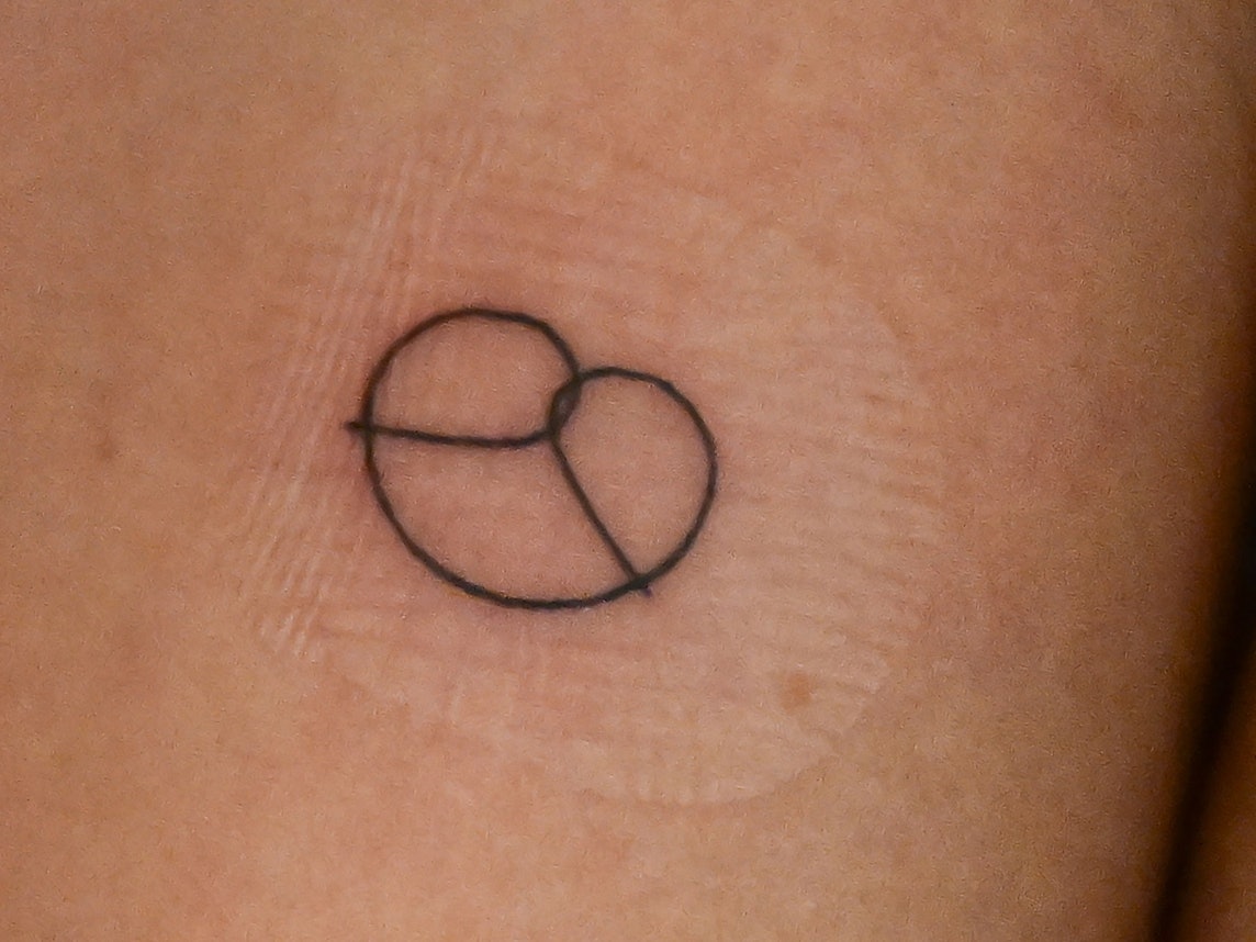 Eine Wahlkampfhelferin der Partei Bündnis 90/Die Grünen zeigt bei der Wahlpartie der Partei ein frisches Tattoo einer Brezel auf ihrem Arm.