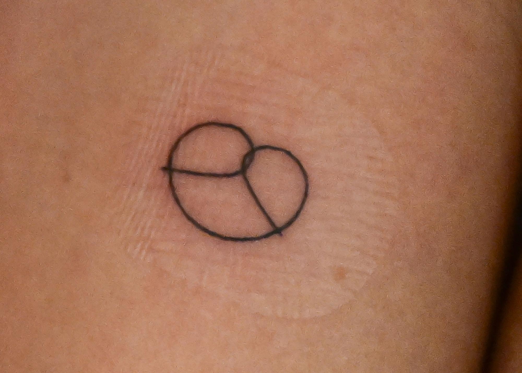 Eine Wahlkampfhelferin der Partei Bündnis 90/Die Grünen zeigt bei der Wahlpartie der Partei ein frisches Tattoo einer Brezel auf ihrem Arm.