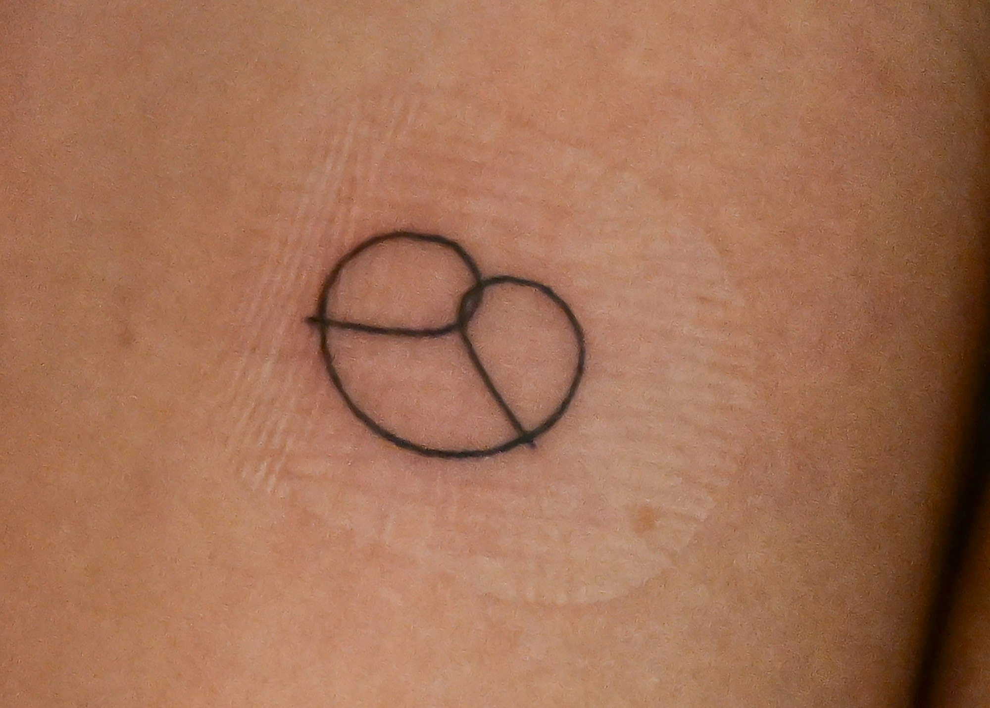 Eine Wahlkampfhelferin der Partei Bündnis 90/Die Grünen zeigt bei der Wahlpartie der Partei ein frisches Tattoo einer Brezel auf ihrem Arm.