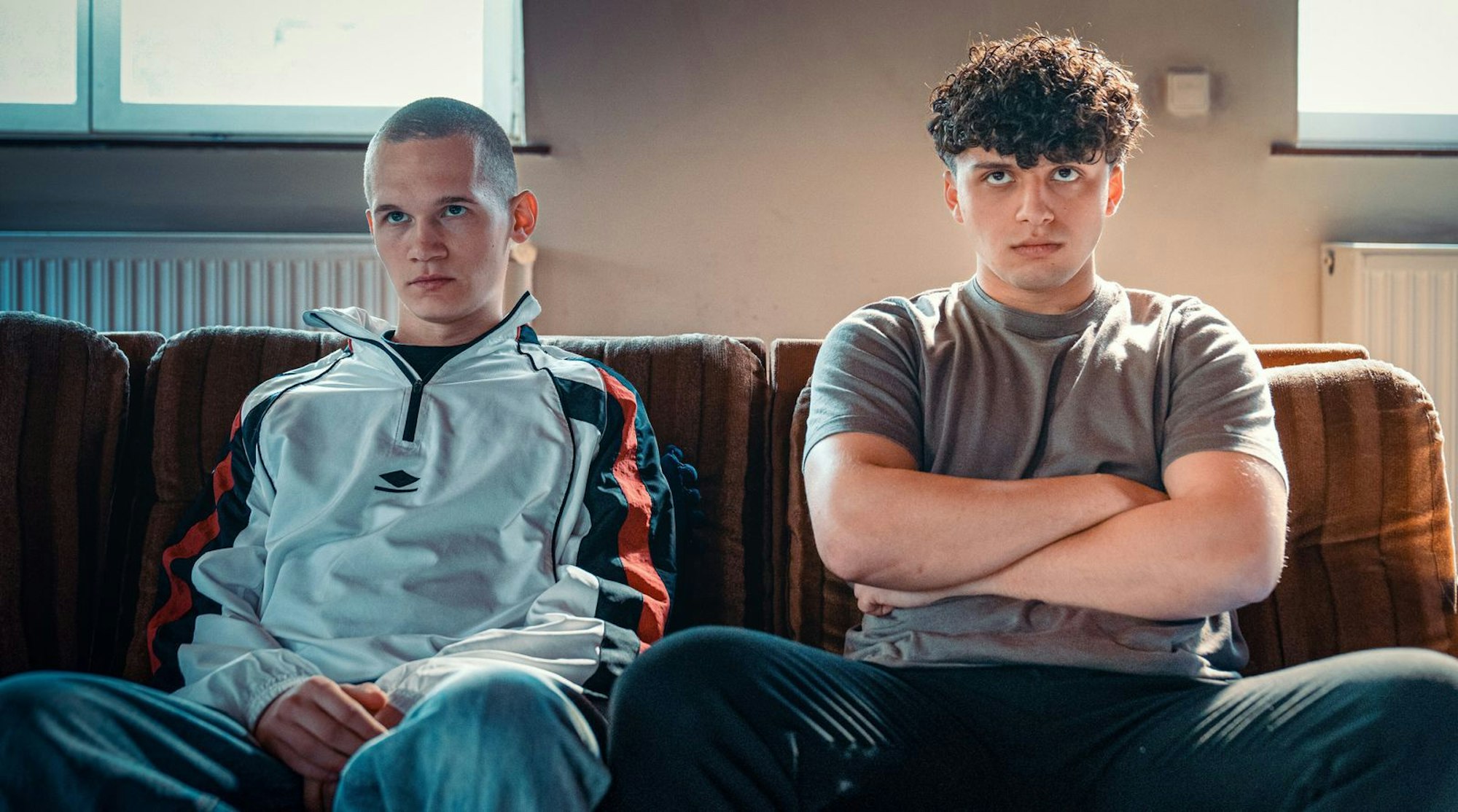 Sie gehören zu den Älteren in der Wohngruppe: Leon (Tristan Witzel, links) und Mo (Rena Hussin) blicken bereits auf ein „schwieriges“ Vorleben zurück. (Bild: ORF/Petro Domenigg)