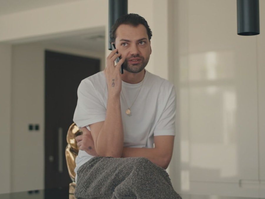 Als Jimi Blue Ochsenknecht bei „Diese Ochsenknechts“ nicht zu einem Interview-Termin erscheint, gibt es bei seinen Familienmitgliedern dicke Luft. (Bild: Sky/B 28)