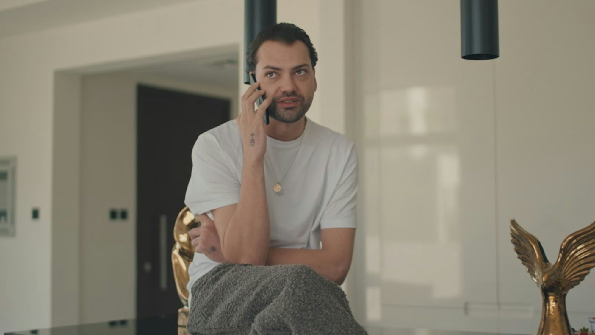 Als Jimi Blue Ochsenknecht bei „Diese Ochsenknechts“ nicht zu einem Interview-Termin erscheint, gibt es bei seinen Familienmitgliedern dicke Luft. (Bild: Sky/B 28)