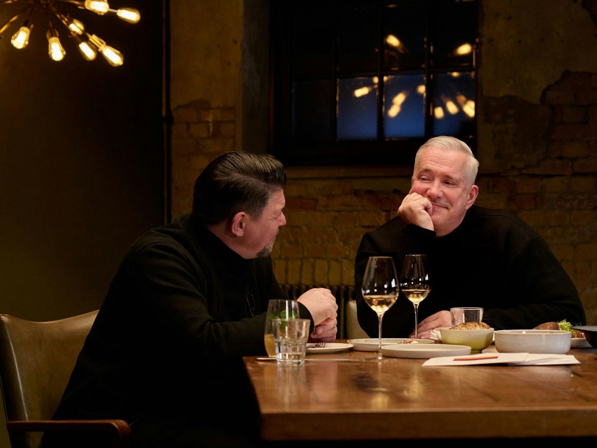 Alexander Herrmann hat sich eine ganz besondere Challenge überlegt, die Tim Mälzer ans Herz geht. (Bild: RTL / Henning Kretschmer)