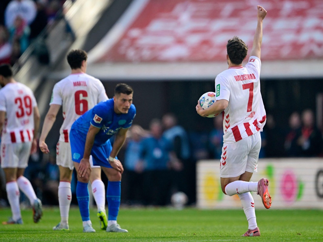 Luca Waldschmidt jubelt über sein Tor gegen Bayer Leverkusen.