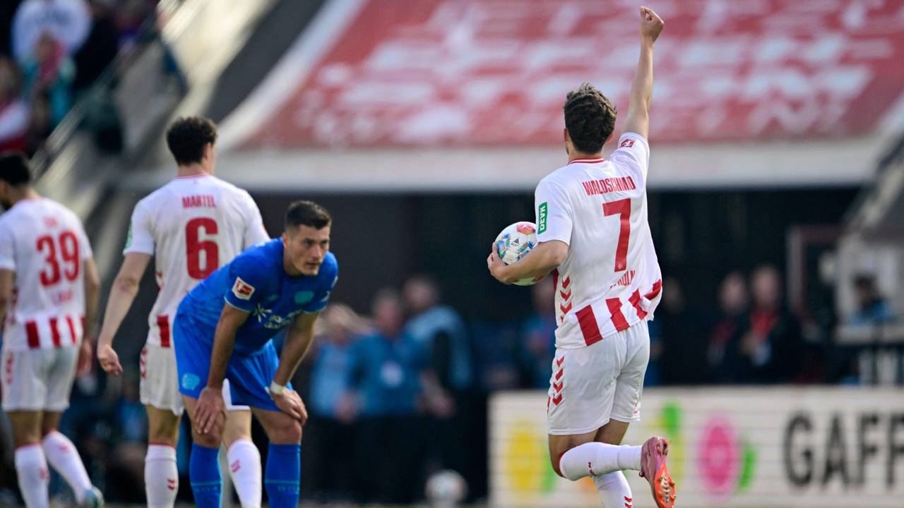 Luca Waldschmidt jubelt über sein Tor gegen Bayer Leverkusen.