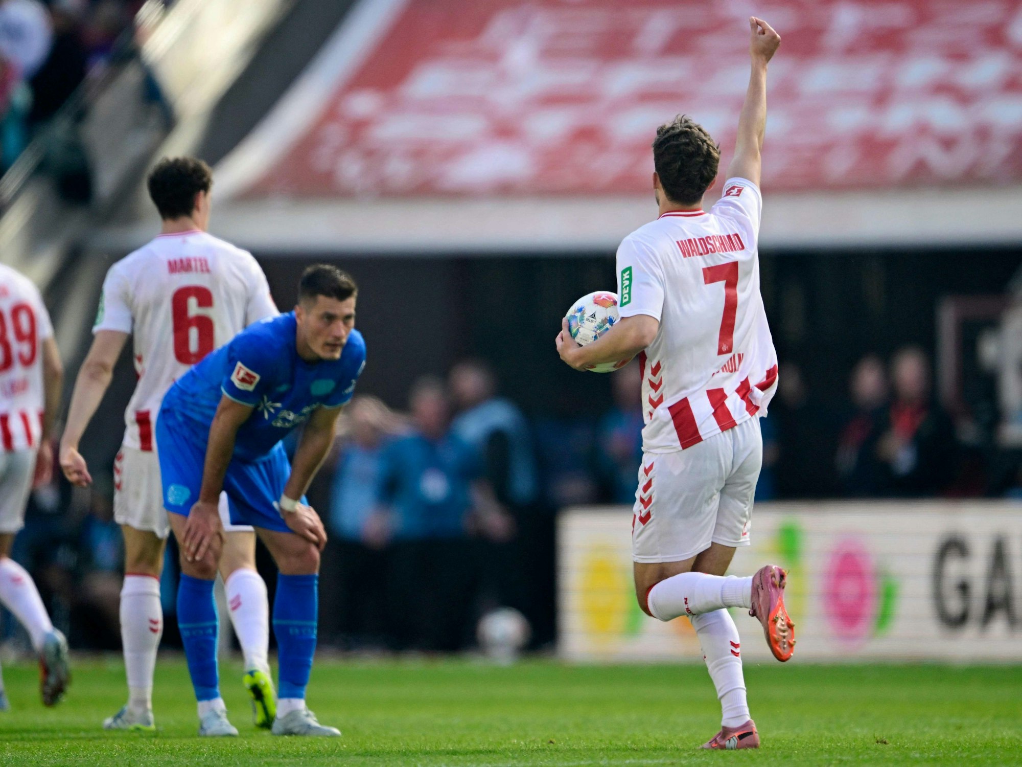 Luca Waldschmidt jubelt über sein Tor gegen Bayer Leverkusen.