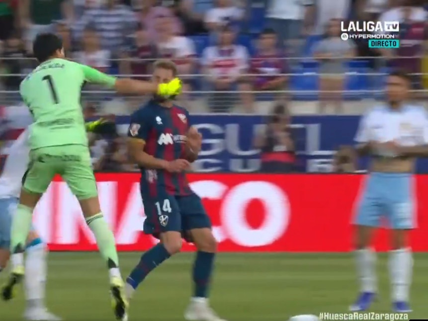 Brutaler Schlag von Esteban Andrada gegen Jorge Pulido.