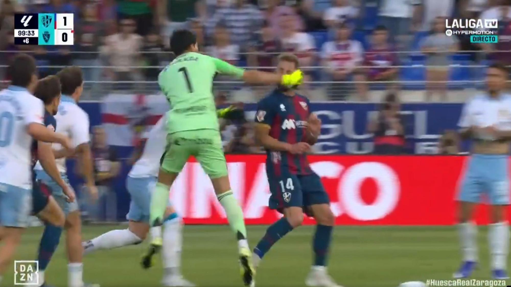 Brutaler Schlag von Esteban Andrada gegen Jorge Pulido.