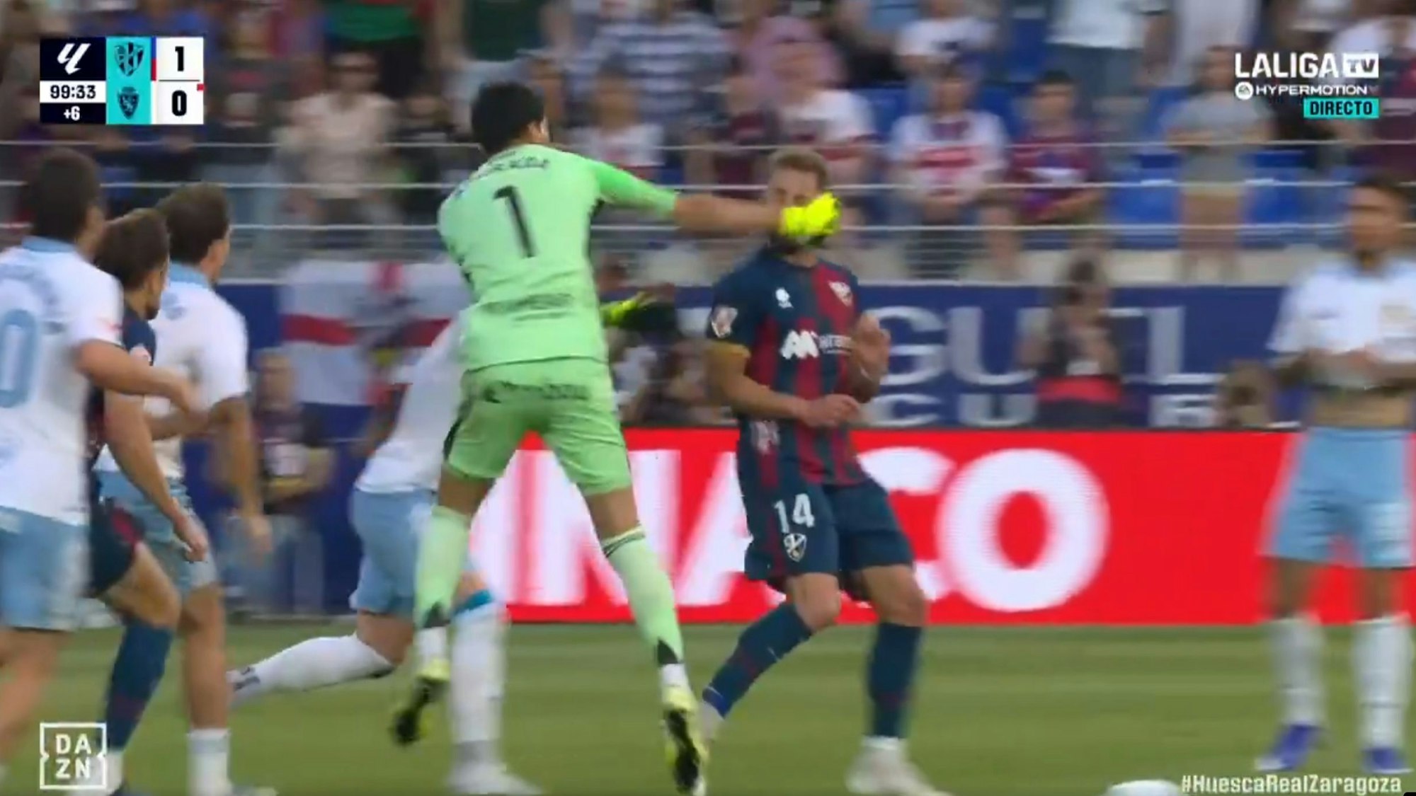 Brutaler Schlag von Esteban Andrada gegen Jorge Pulido.