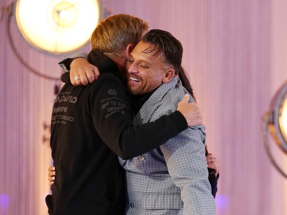 Im letzten Lied der zweiten Recall-Runde begeisterten Menowin Fröhlich (rechts) und Delijah Haile (verdeckt). Dieter Bohlen umarmte sie und meinte: „Ihr habt mich glücklich gemacht.“ (Bild: RTL/Stefan Gregorowius)