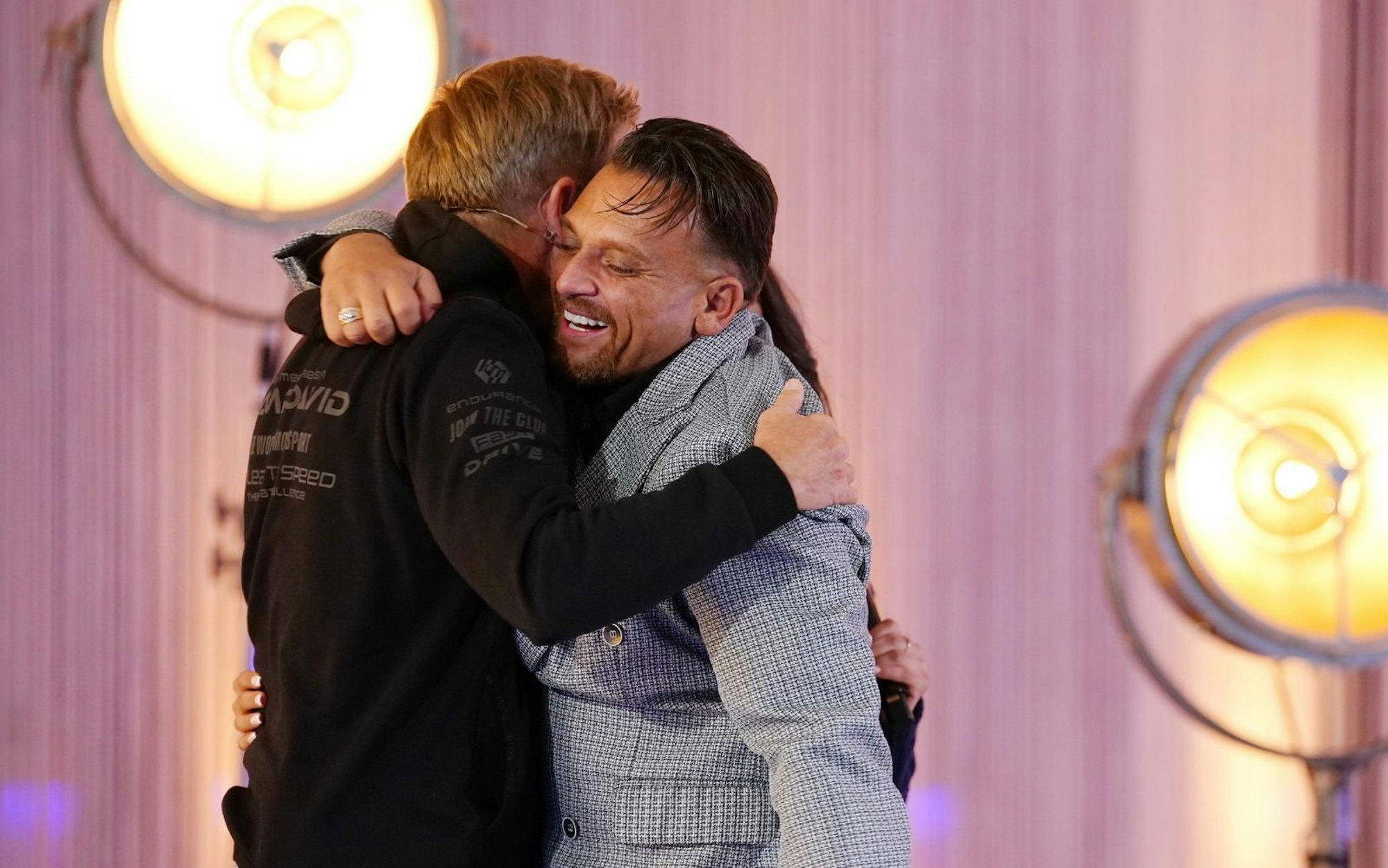 Im letzten Lied der zweiten Recall-Runde begeisterten Menowin Fröhlich (rechts) und Delijah Haile (verdeckt). Dieter Bohlen umarmte sie und meinte: „Ihr habt mich glücklich gemacht.“ (Bild: RTL/Stefan Gregorowius)