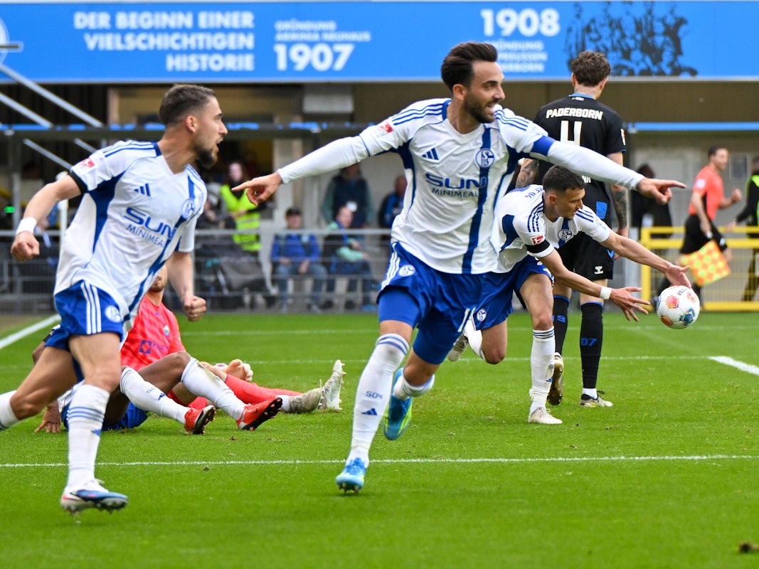 Kenan Karaman und Adil Aouchiche jubeln gemeinsam.