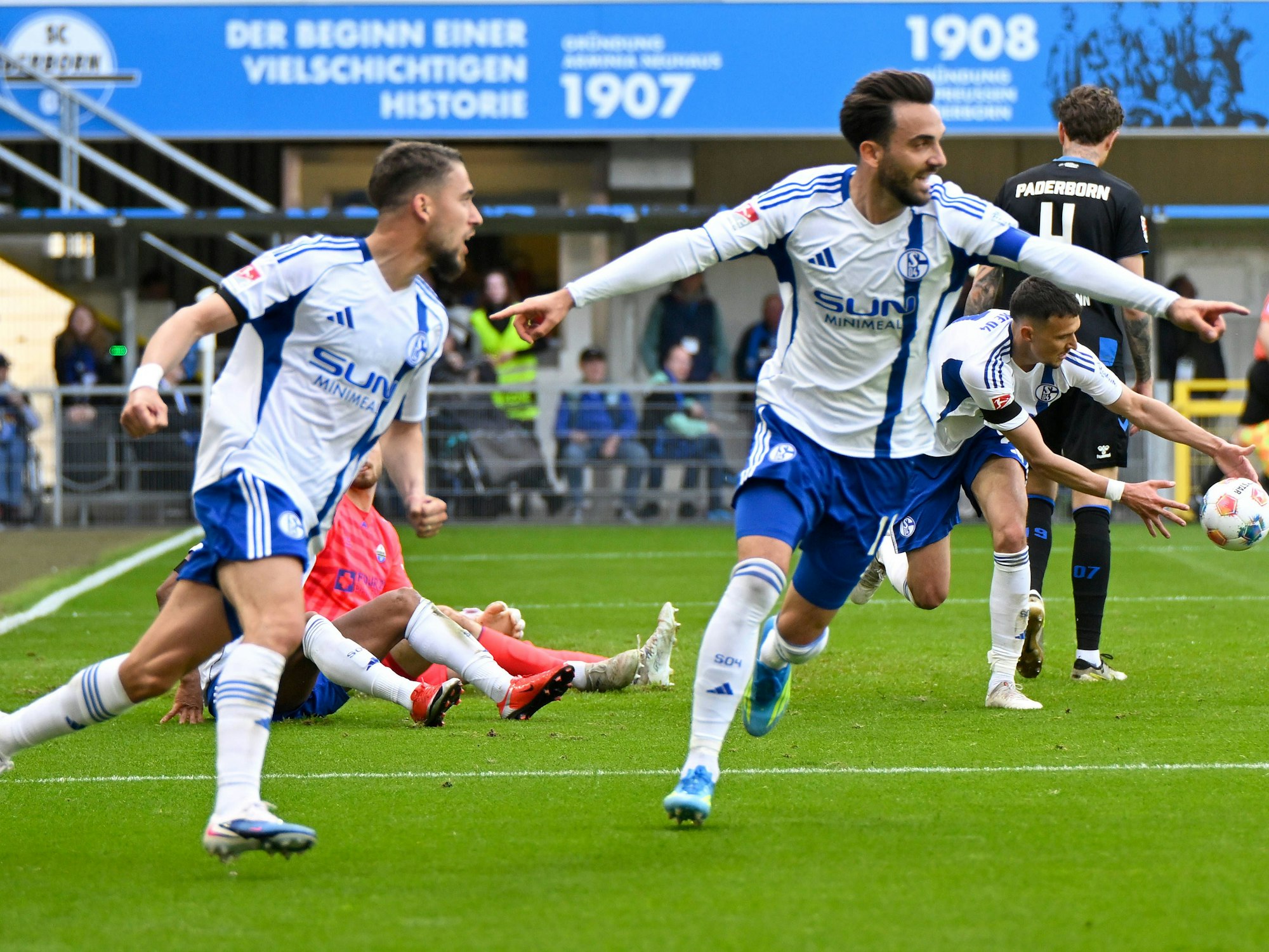 Kenan Karaman und Adil Aouchiche jubeln gemeinsam.